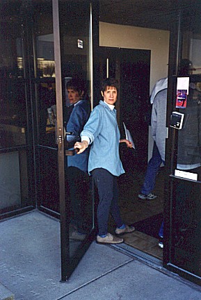 99-006.jpg (48061 bytes)